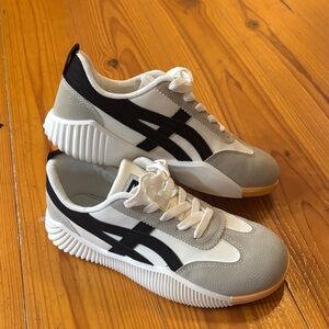 Stylish Women's Sneakers in Black and White